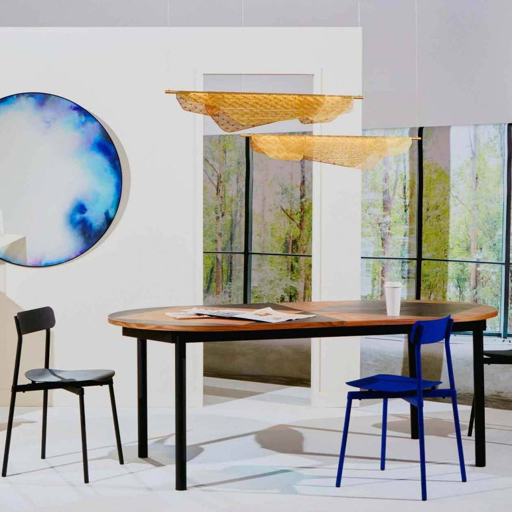 Table à rallonge Tavla - chaises noires et bleues Fromme - suspensions Mediterranea et miroir Francis - Petite Friture